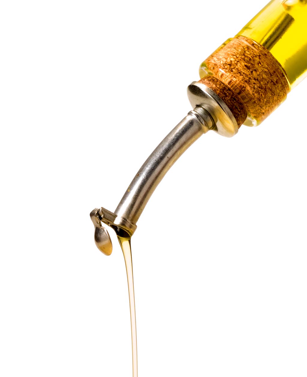 Ein Flaschenausgießer mit einem silbernen Hals und einem Deckel und einem Korkstopfen steckt in einer Glasflasche und ragt von oben rechts in das Bild herein. Aus dem Ausgießer fließt Olivenöl. Das FOto hat einen weißen Hintergrund.