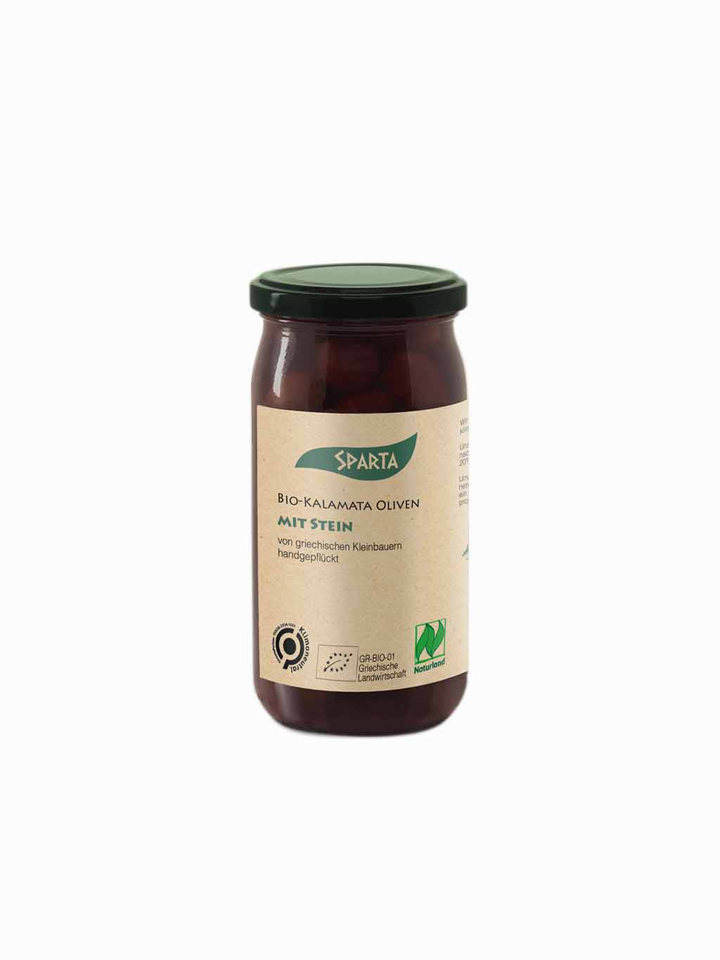 Ein kleines Glas mit Kalamata Oliven, einem grünen Deckel und einem braunen Papieretikett ist in der Mitte und hat einen weißen Hintergrund. Auf dem Papieretikett steht das grüne Sparta Logo und die Schrift: Bio Kalamata Oliven mit Stein von griechischen Kleinbauern handgepflückt. Unten sieht man das Bio SIegel, das Klimapartner Siegel und das Naturland SIegel.