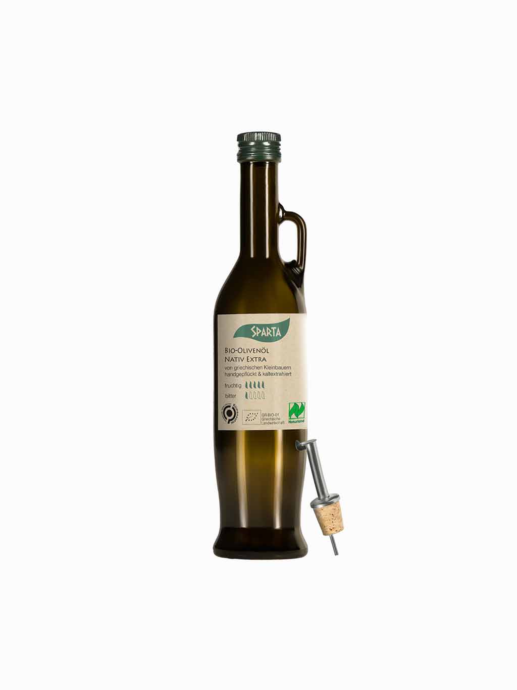 Eine braune Glasflasche in Form einer Amphore mit einem Handgriff und einem Ausgießer, der an die Flasche gelehnt daneben steht. Die Flasche hat ein braunes Papieretikett mit einem grünen Sparta Logo und der Aufschrift Bio Olivenöl nativ extra von griechischen Kleinbauern handgepflückt und kaltextrahiert mit fruchtig mildem Geschmack und den Bio Siegeln, Naturland Siegel und dem Klimapartner Siegel.